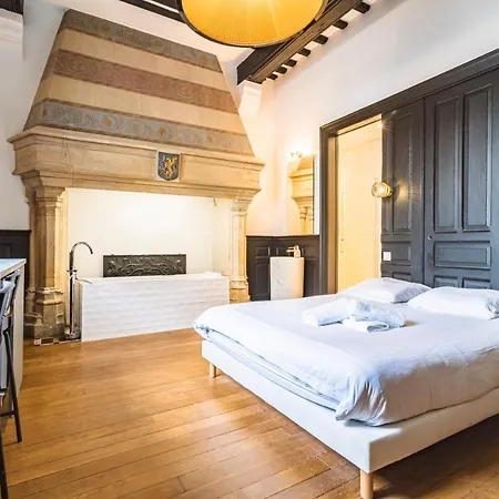 Tournelles Vue Cathedrale-maison Du Xvie Siècle Classé *