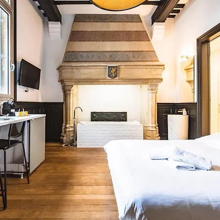 Tournelles Vue Cathedrale-maison Du Xvie Siècle Classé