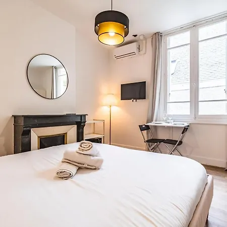 Tournelles Vue Cathedrale-maison Du Xvie Siècle Classé *